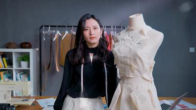 自信的青年女服装设计师手艺视频
