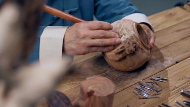 雕刻师专注雕刻工艺品木头实拍