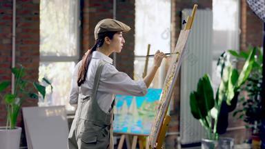 女画家在画画横屏笔视频素材