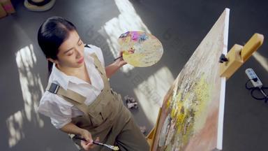 青年女画家在画画美术工艺实拍