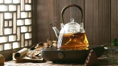 壶中煮沸的养生茶干的画面