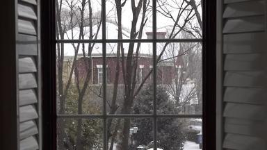 窗外雪花纷飞窗户影像