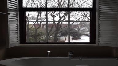 浴室窗外雪花纷飞自然现象素材