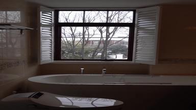 浴室窗外雪花纷飞景观视频