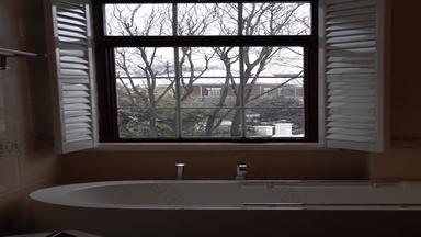 浴室窗外雪花纷飞树度假胜地实拍