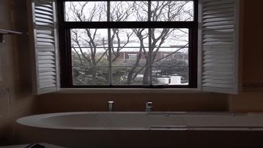 浴室窗外雪花纷飞覆盖素材