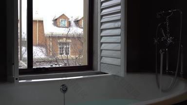 浴室窗外雪花纷飞户内视频素材