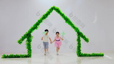 绿色房子下的快乐儿童能源实拍素材