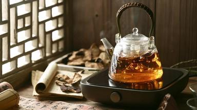 壶中煮沸的养生茶茶具窗户高清实拍
