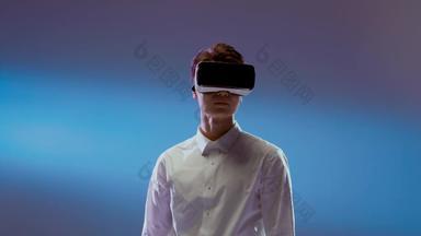 青年男人男人虚拟现实模拟器