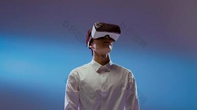 青年男人戴着VR眼镜