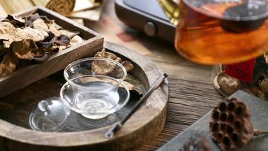 茶壶倒茶干品木制的古典式影片