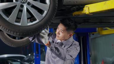 专业的汽车修理人员作业专业的汽车修理间实拍素材