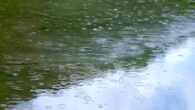 雨滴落在水面上宣传素材