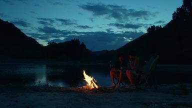 年轻人夜晚在野外篝火露营度假胜地4K分辨率高质量实拍