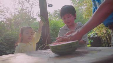 可爱的兄妹俩吃西瓜庭院童年实拍素材