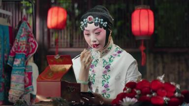 京剧女演员化妆传统服装准备照镜子宣传片