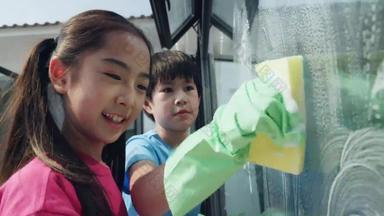 两个小朋友一起做家务劳动玻璃8岁到9岁