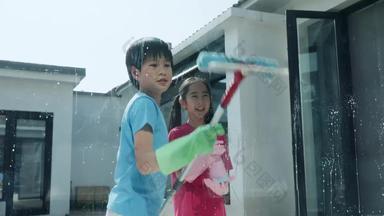 两个小朋友一起做家务劳动洗涤液