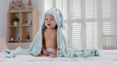 包着<strong>毛巾</strong>玩耍的可爱宝宝纸尿裤摄像