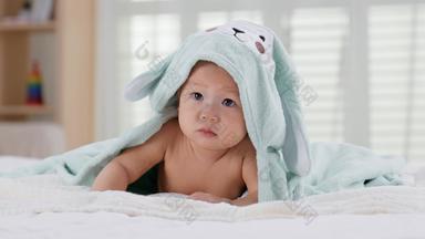 包着毛巾玩耍的可爱宝宝床上用品家实拍素材