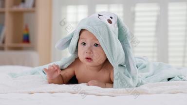 包着毛巾玩耍的可爱宝宝幸福实拍素材