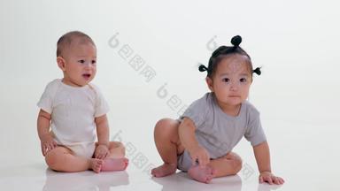 两个可爱宝宝坐在地上玩耍发脾气宣传片