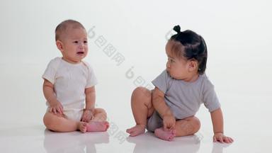 两个可爱宝宝坐在地上玩耍视频