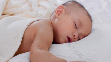 小宝宝躺着婴儿期宣传片