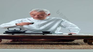 一个男人坐在茶室喝茶古典风格创意影像