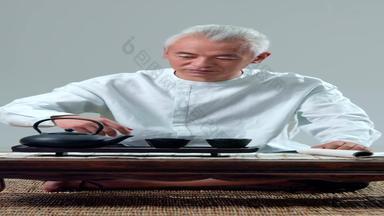 一个男人坐在茶室喝茶古典式视频素材