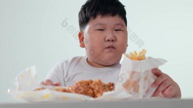 小胖男孩吃快餐偏好实拍素材