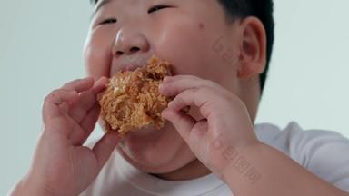 小胖男孩吃炸鸡快乐影片视频素材