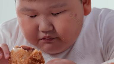 小胖男孩吃炸鸡偏爱高清实拍