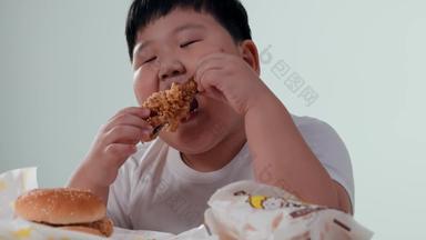 小胖男孩吃快餐笑清晰实拍