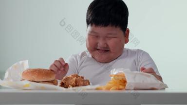 小胖男孩吃快餐垃圾食品高清视频