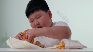 小胖男孩吃快餐垃圾食品宣传片