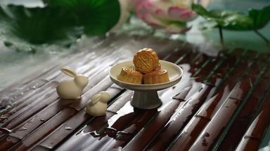 中秋节兔子形象和月饼甜点祝福清晰视频
