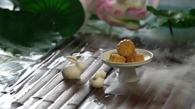 中秋节兔子形象和月饼食品元素素材