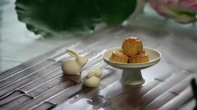中秋节兔子形象和月饼饮食影片优质实拍