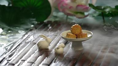 中秋节兔子形象和月饼花清晰实拍