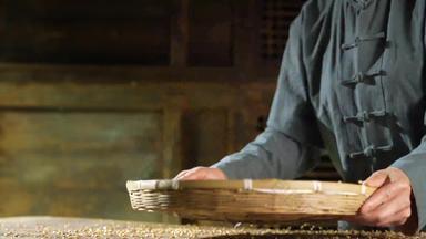 筛麦子传统服装视频