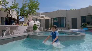一家四口露天游泳池相伴幸福宣传视频