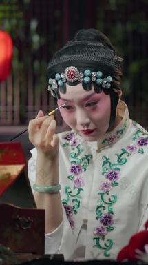 京剧演员梳妆优雅传统服装视频素材