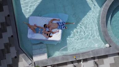 情侣悠闲的在泳池休息清晰视频