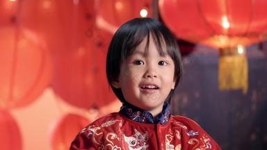 小男孩春节传统服装元素视频