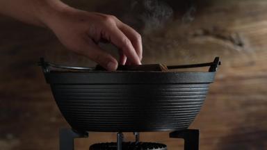烹饪食品的铁锅住宅房间视频