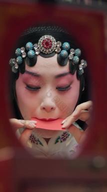 京剧女演员梳妆竖屏垂直构图拍摄