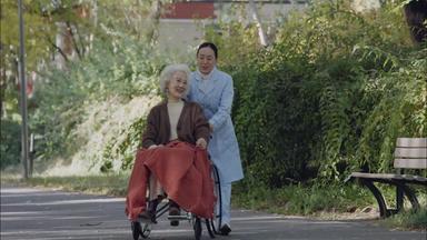 老年人病人退休水平构图衰老视频