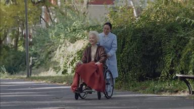 老年人轮椅协助照顾